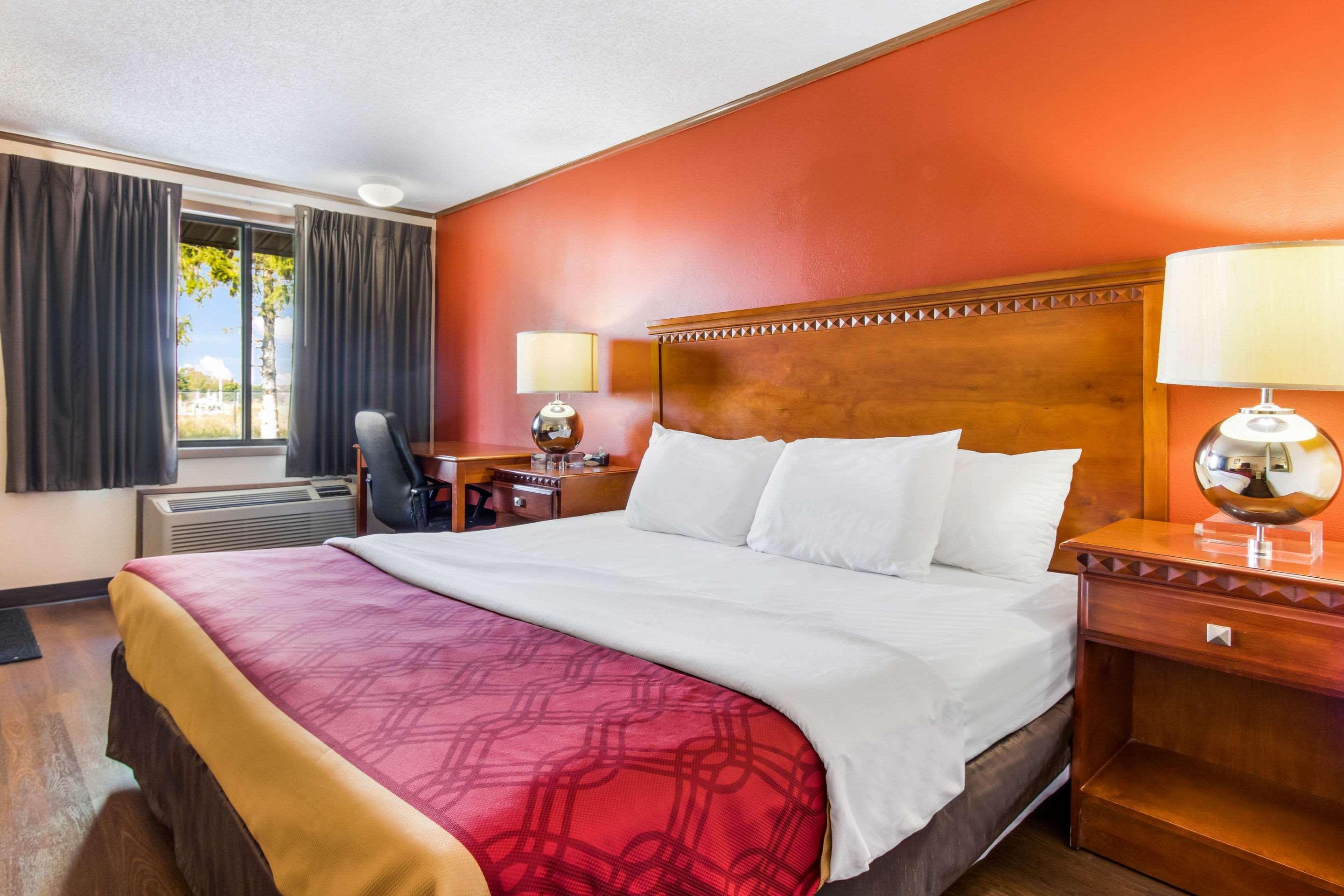 Econo Lodge Norwalk Luaran gambar