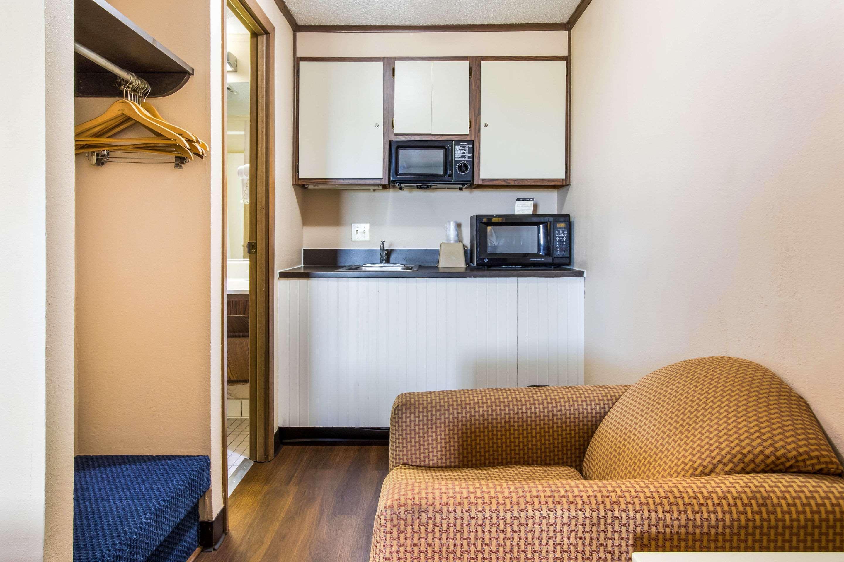 Econo Lodge Norwalk Luaran gambar
