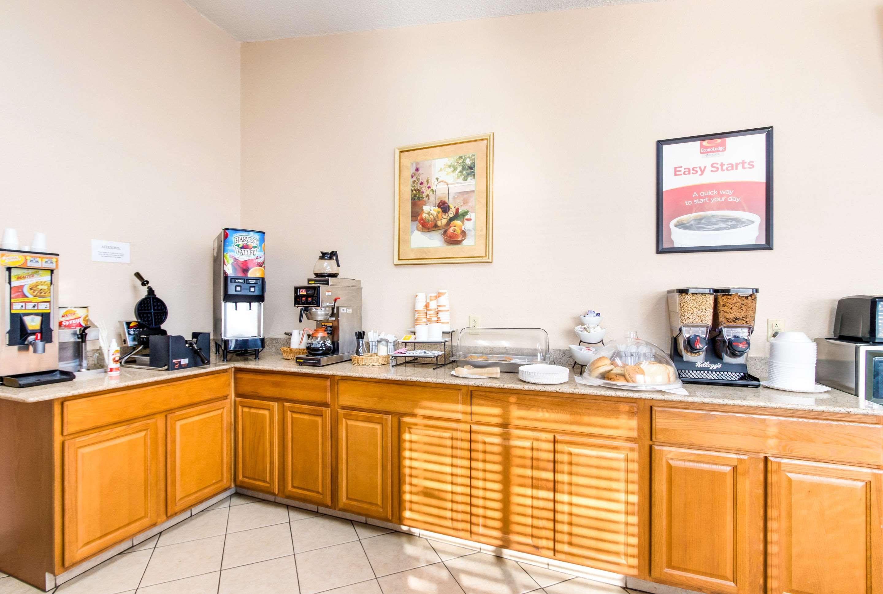 Econo Lodge Norwalk Luaran gambar