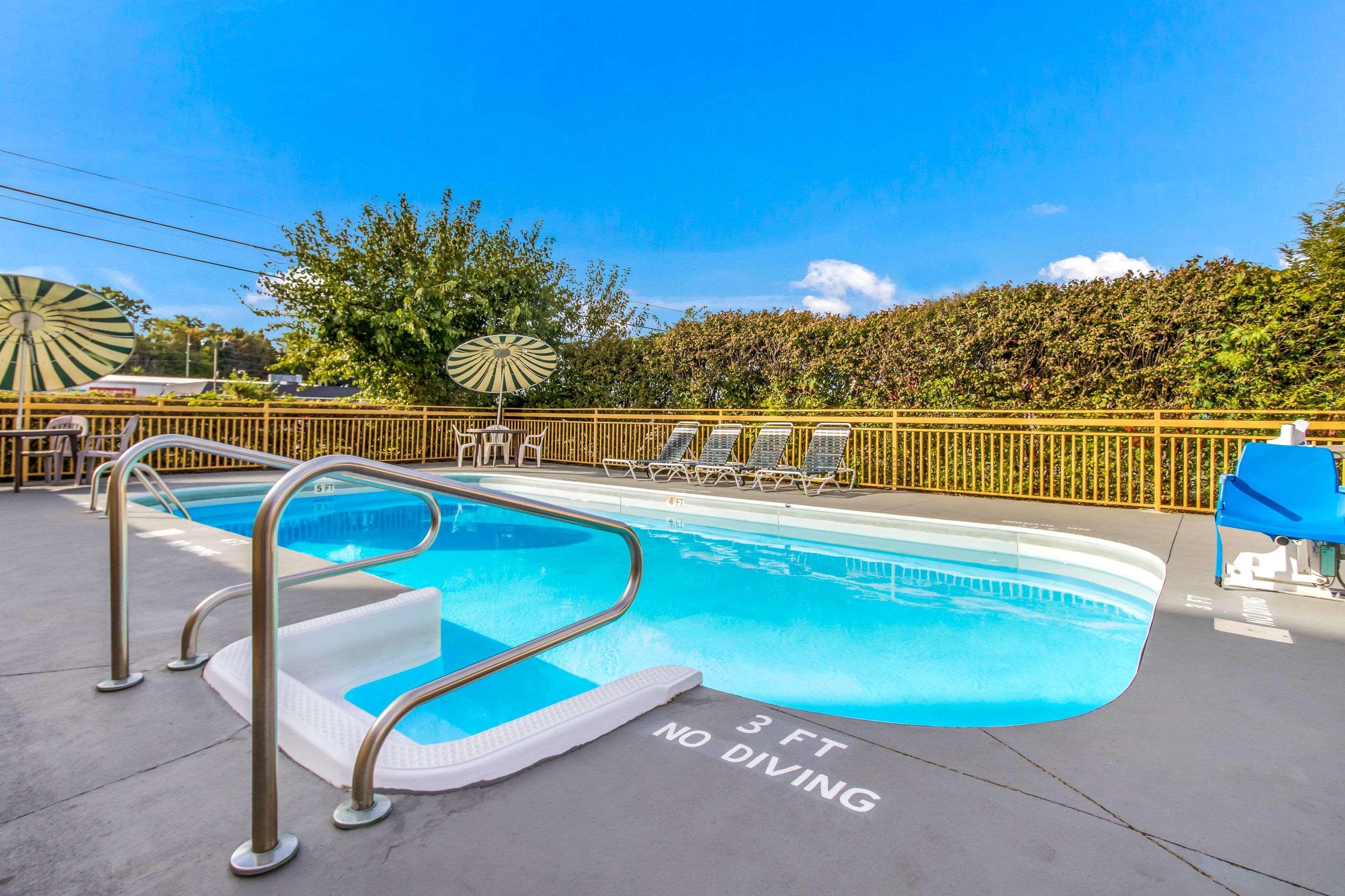 Econo Lodge Norwalk Luaran gambar