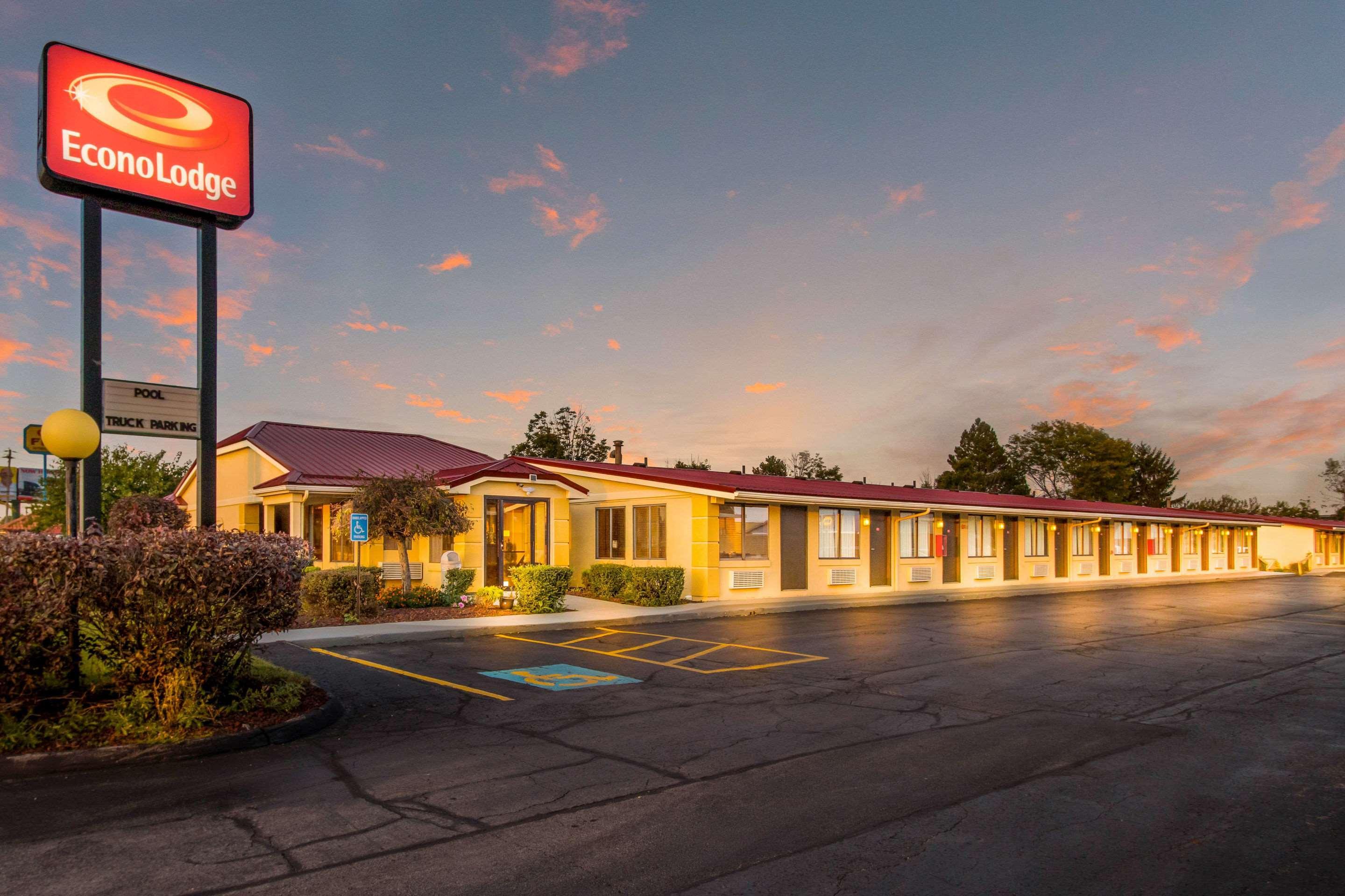 Econo Lodge Norwalk Luaran gambar