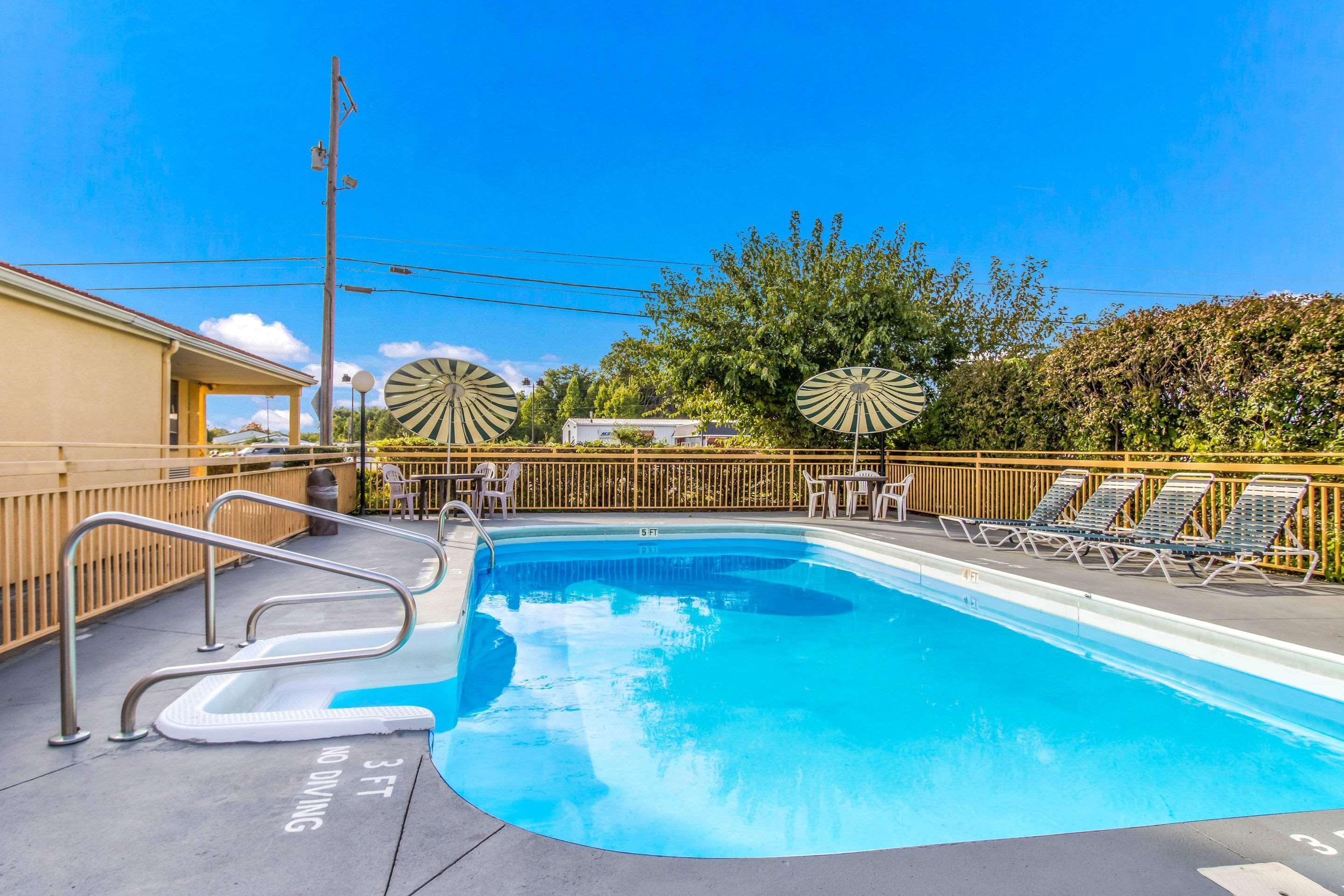 Econo Lodge Norwalk Luaran gambar