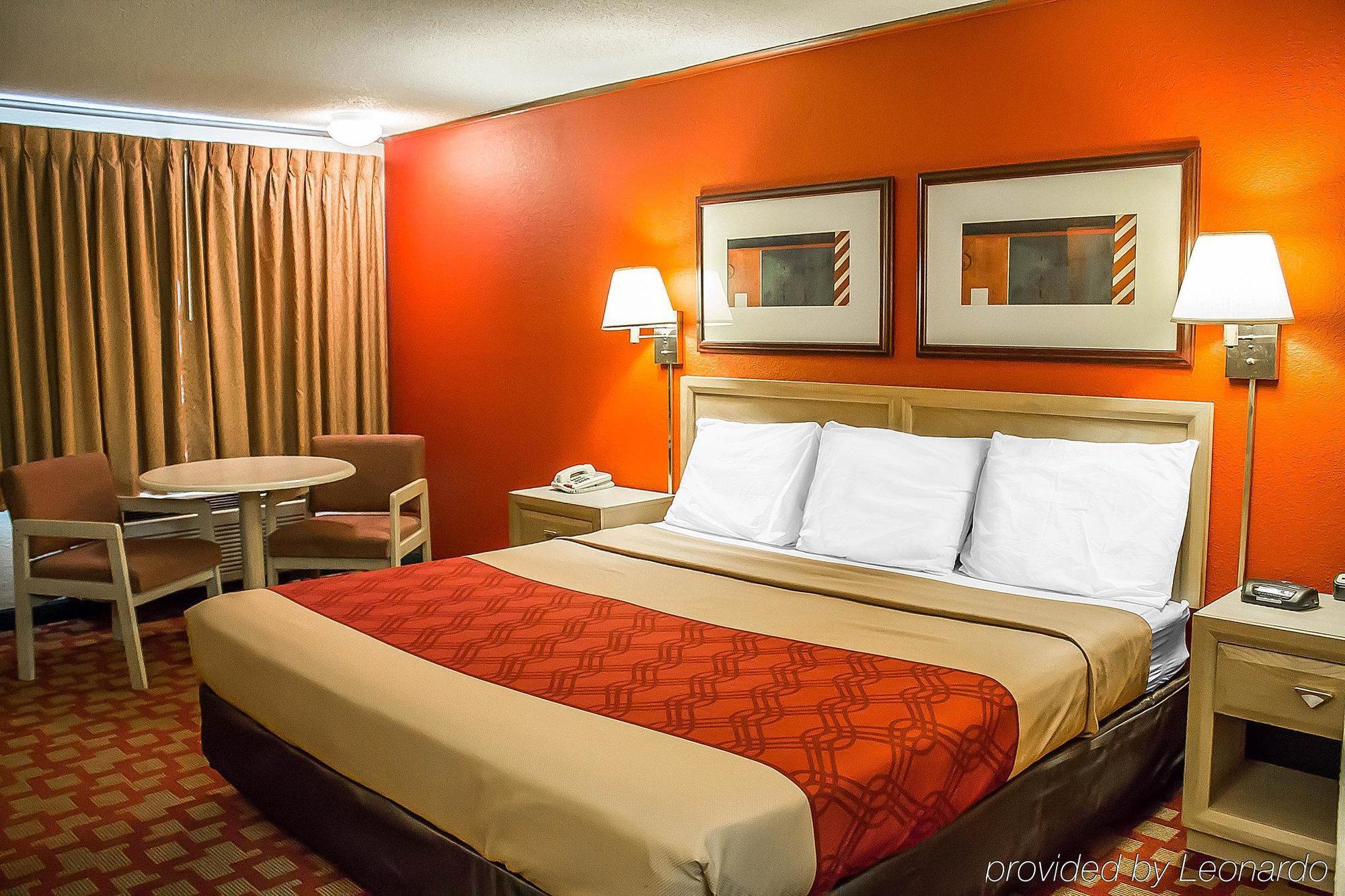 Econo Lodge Norwalk Luaran gambar