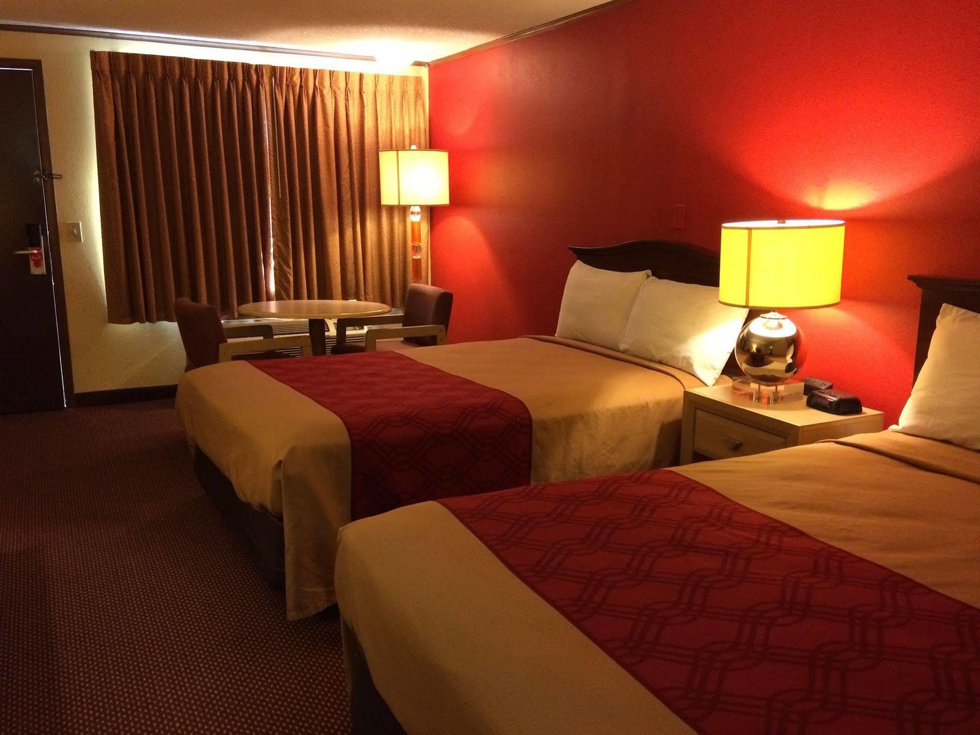 Econo Lodge Norwalk Luaran gambar