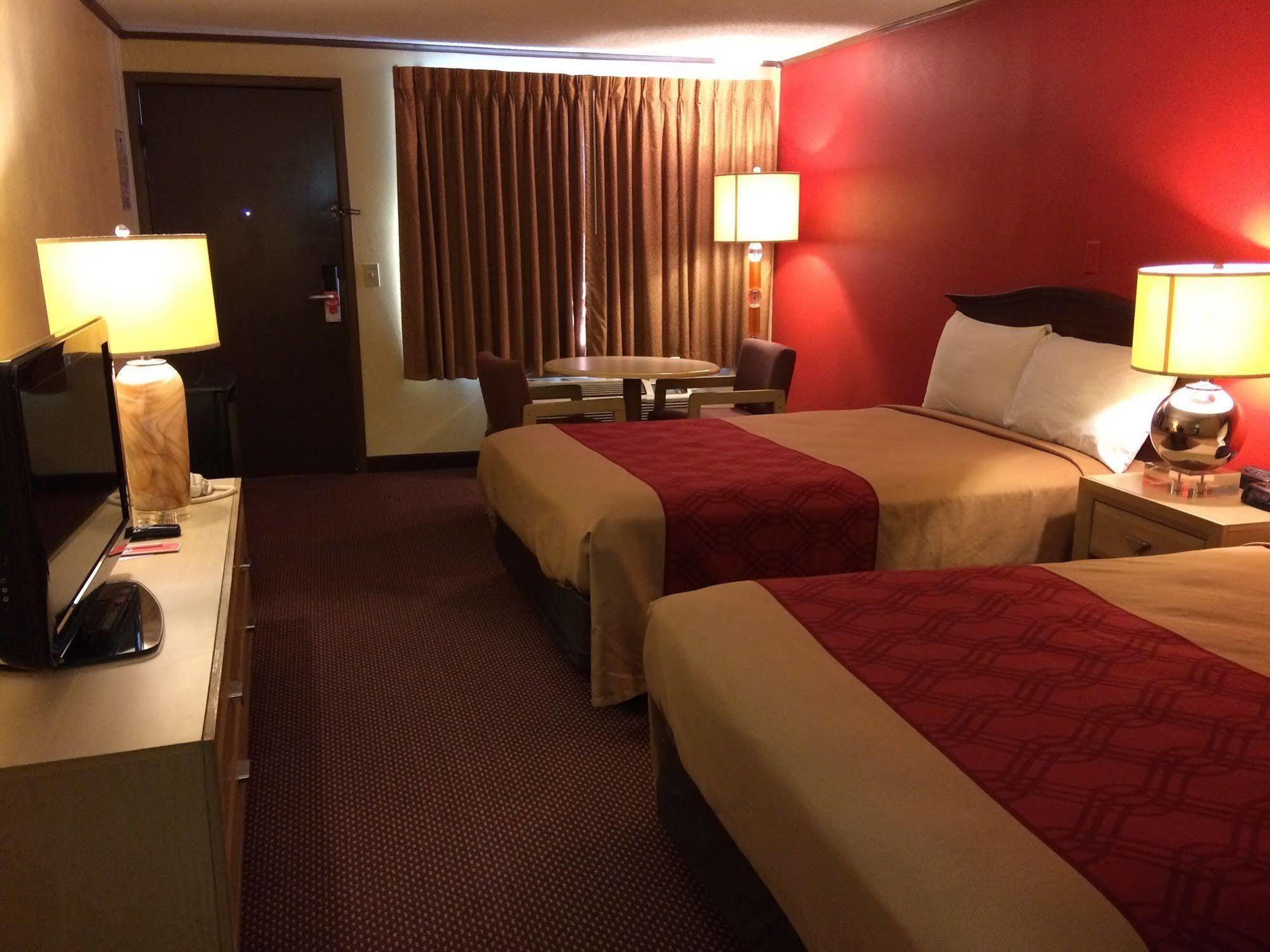 Econo Lodge Norwalk Luaran gambar