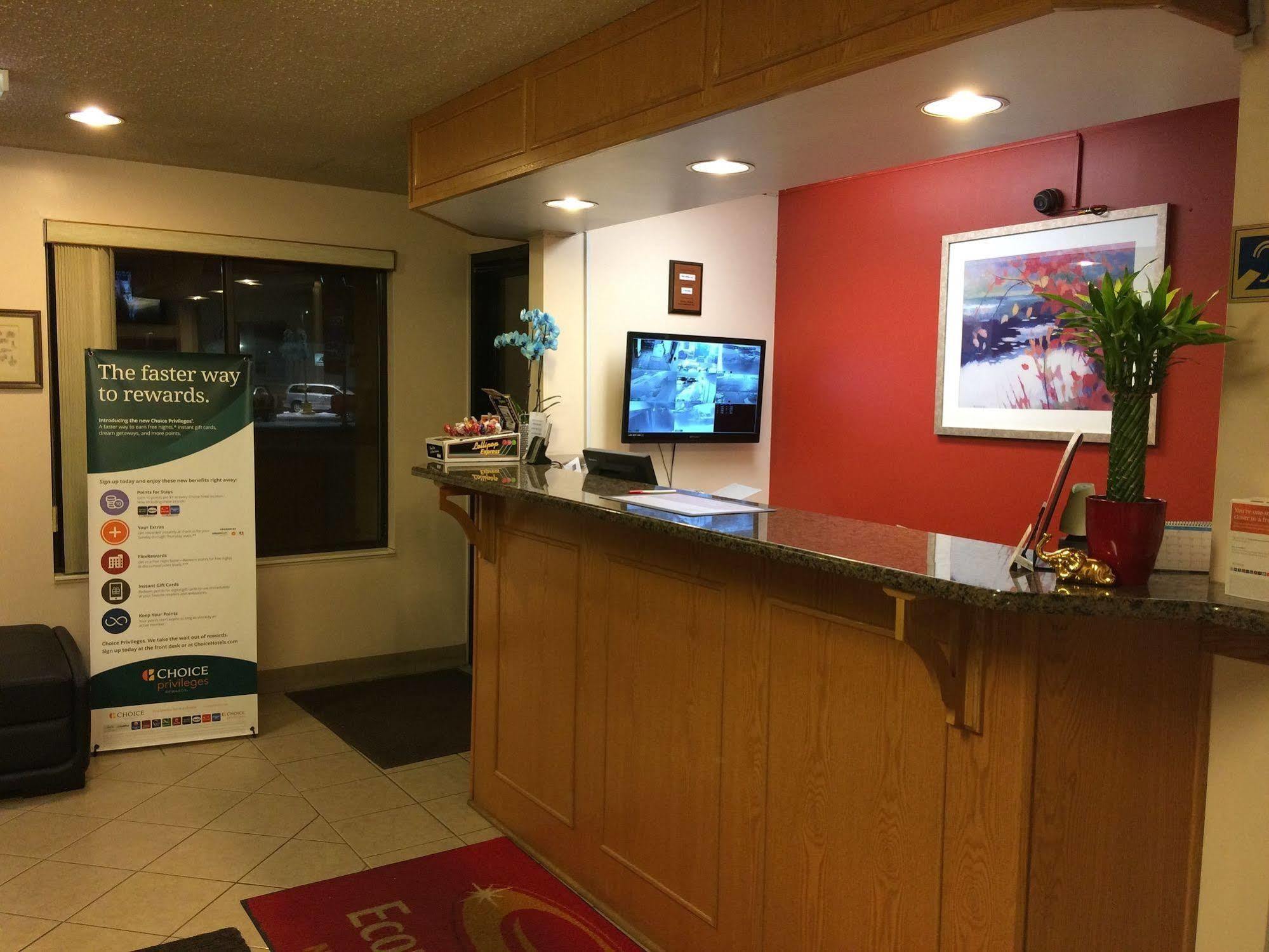 Econo Lodge Norwalk Luaran gambar