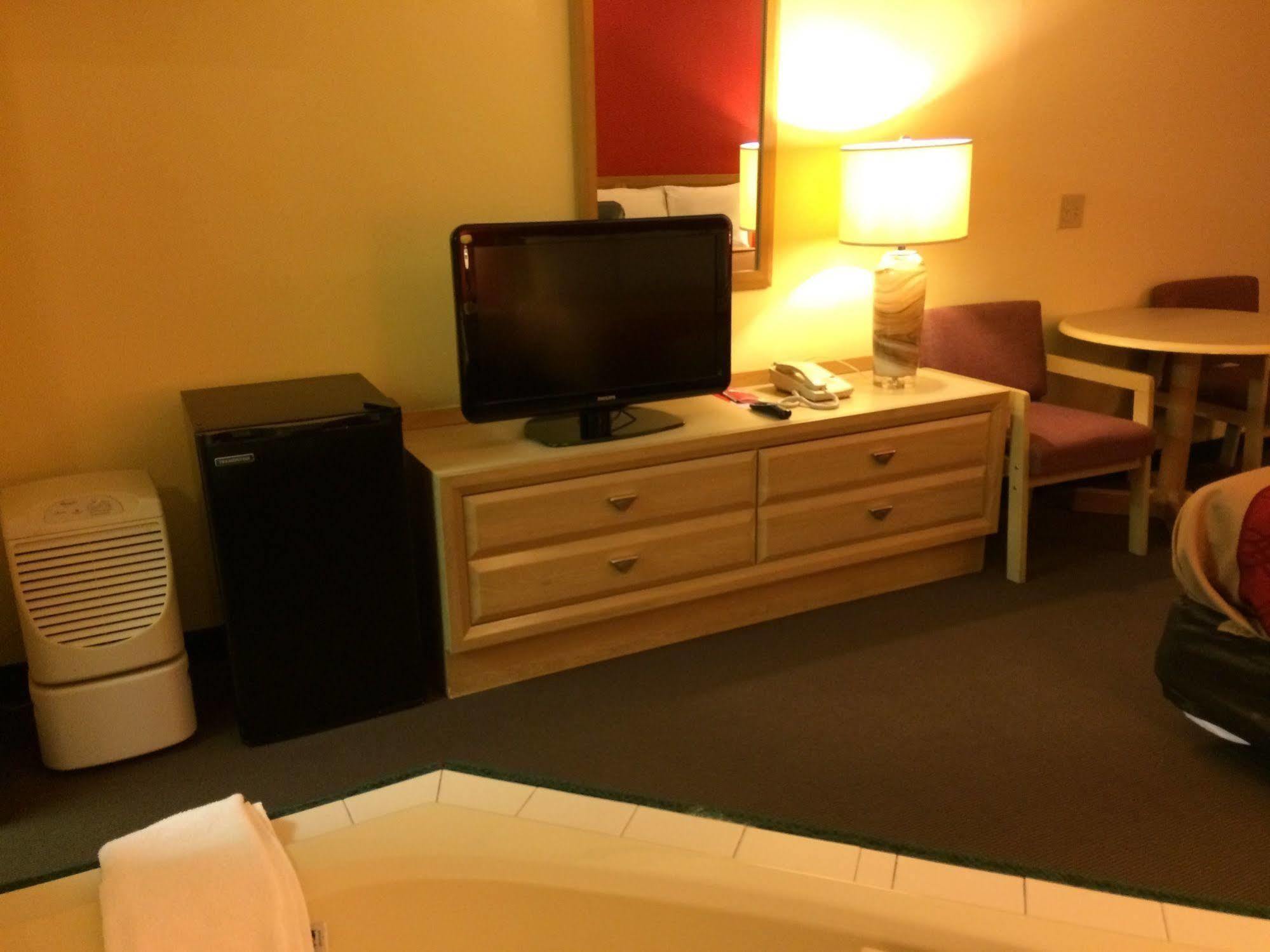 Econo Lodge Norwalk Luaran gambar